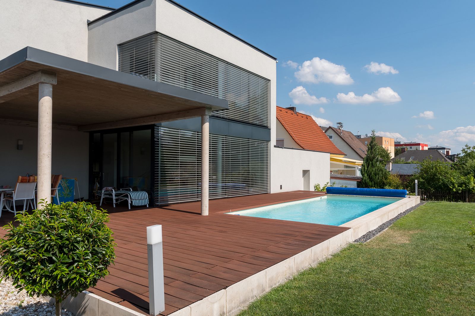 Einfamilienhaus mit Pool und Holzterrasse in Traun